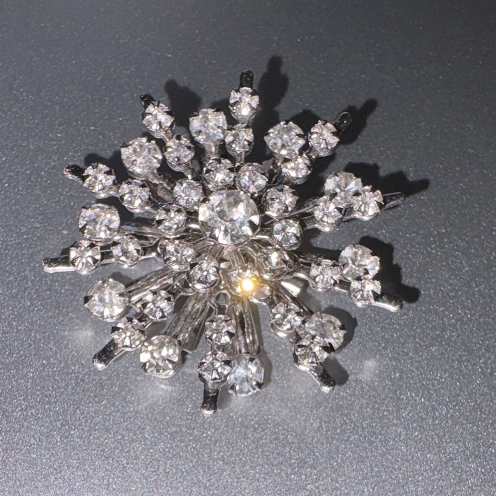 Vintage atomic, starburst, rhinestone brrooch
silver tone